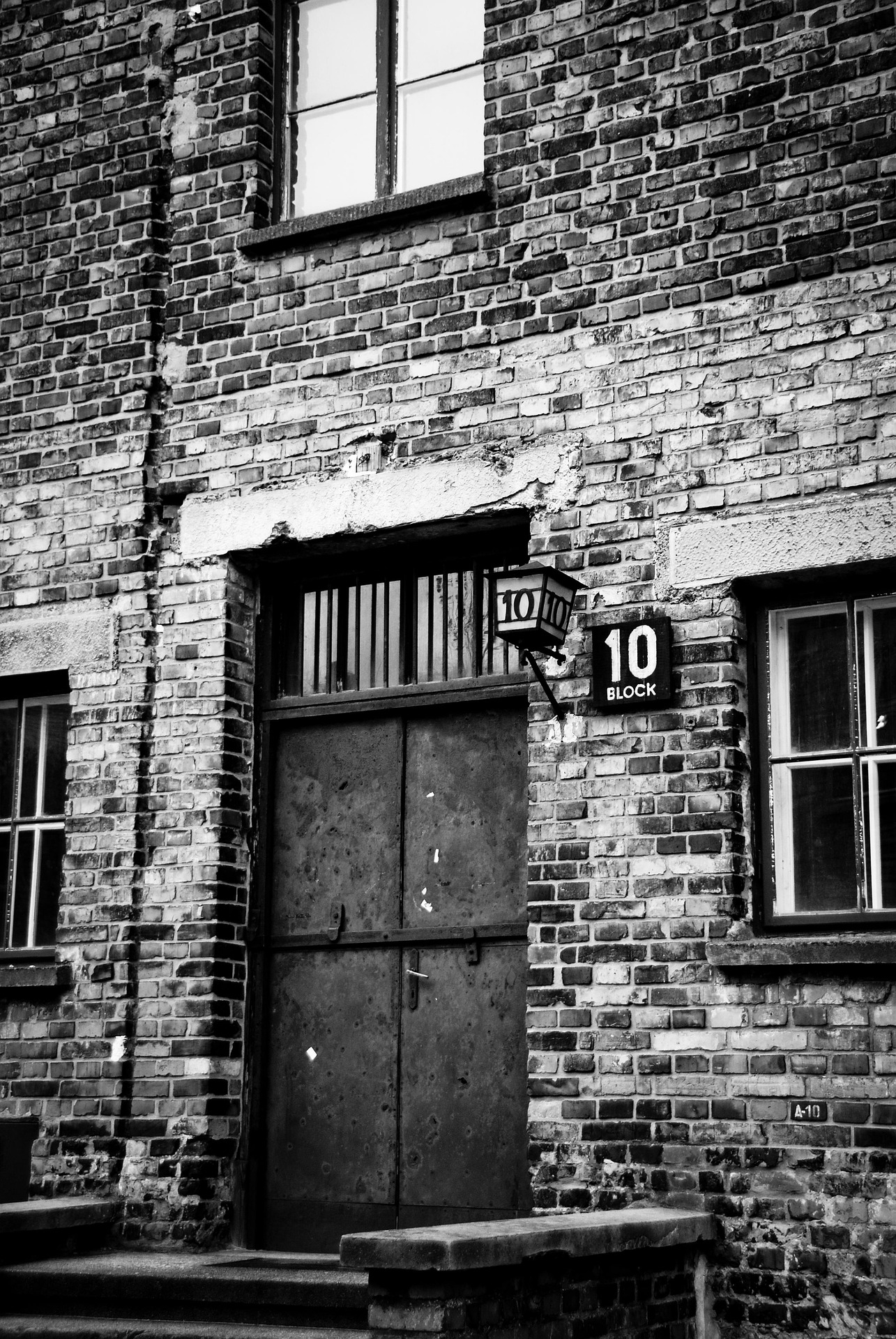 alanbatt-auschwitz-2558988_1920